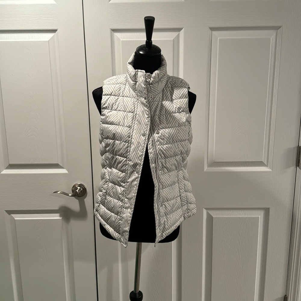 Gap classic print puffer vest